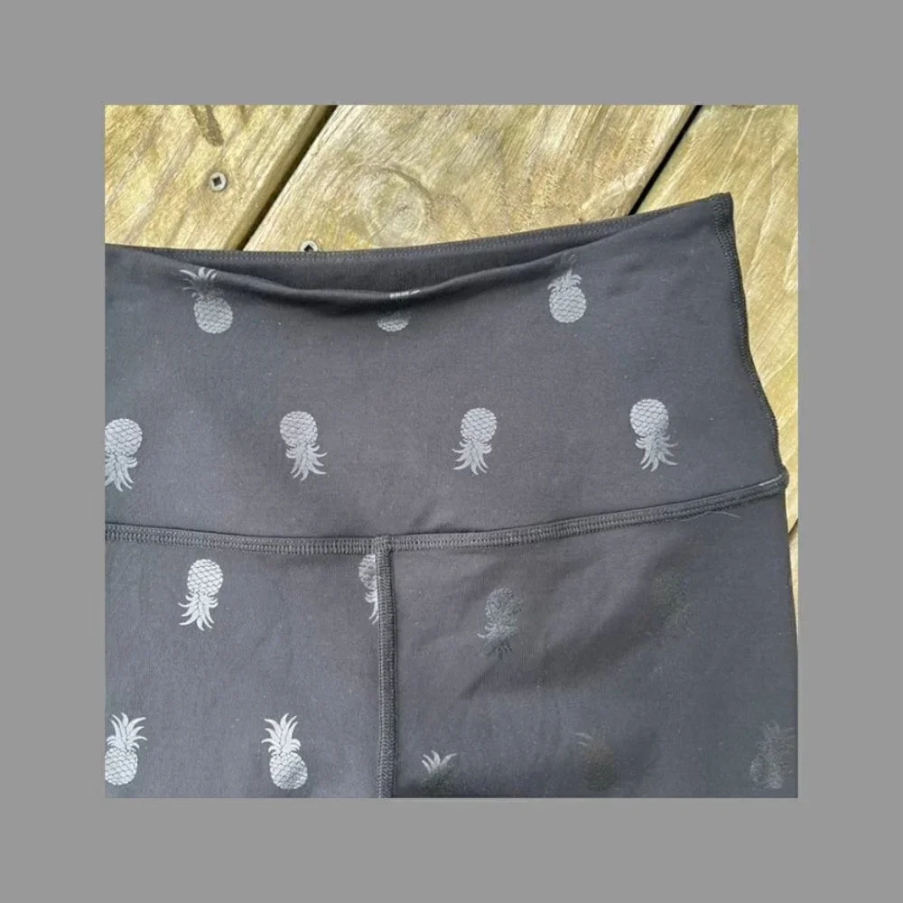 ** Beyond Yoga High Waister Midi Legging embossed Pineapple Print Black S